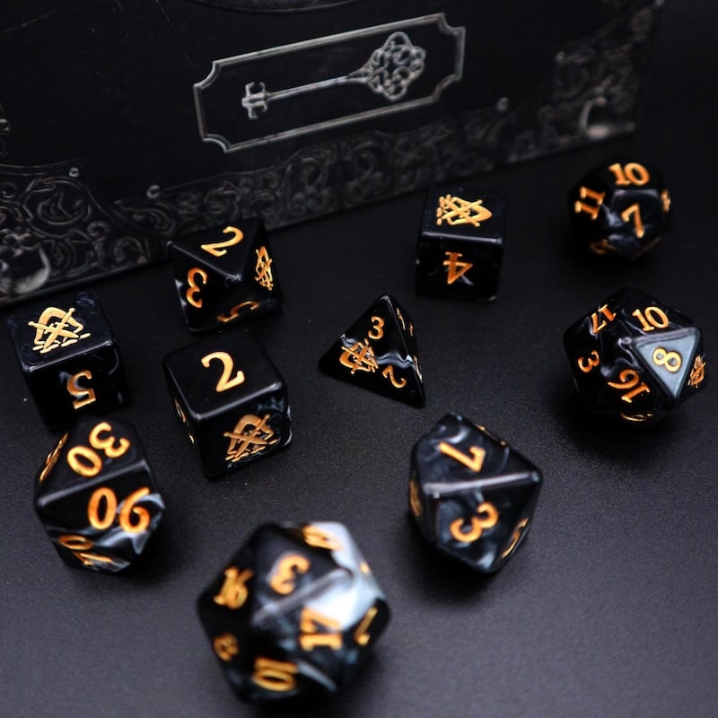 Tome of Scoundrels - 10 Dice Polyset / Coin / Dice Tray